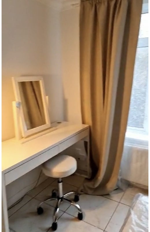 Room Gloucester Road in Crawley
