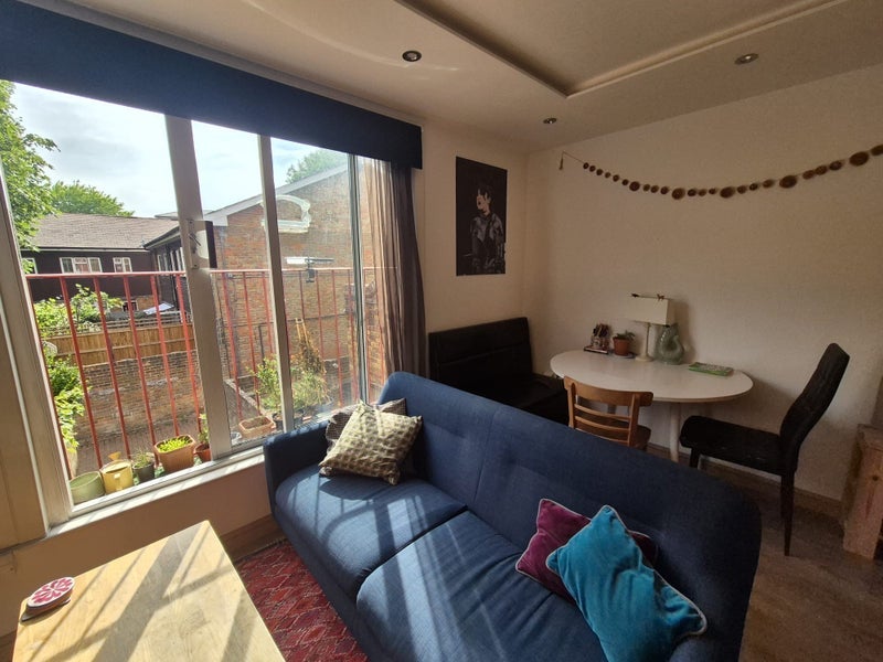 Room Surr Street in Greater London