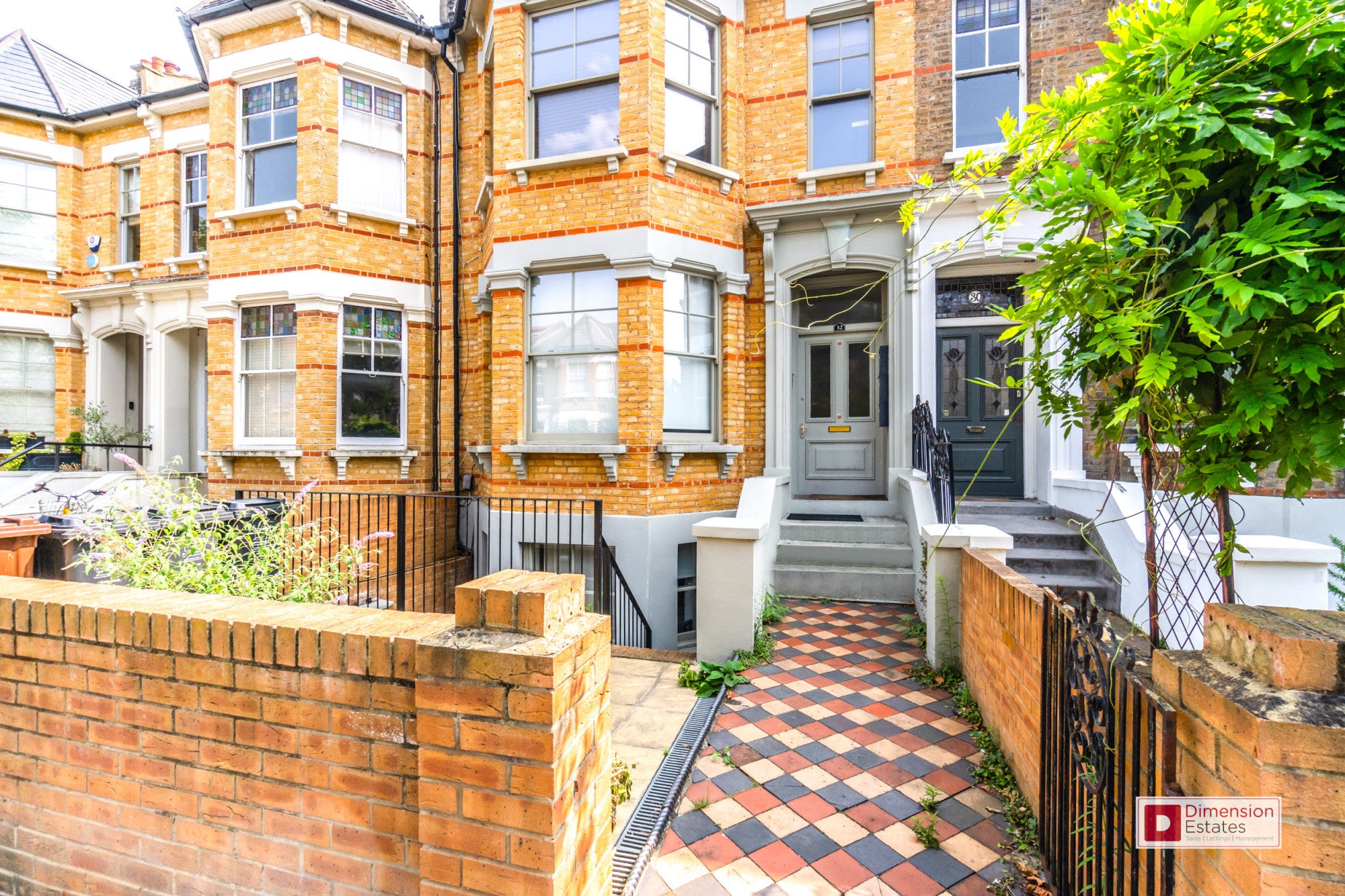 Flat Mildenhall Road in Greater London