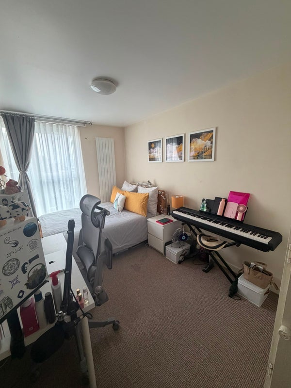 Room Adelaide Road in Greater London