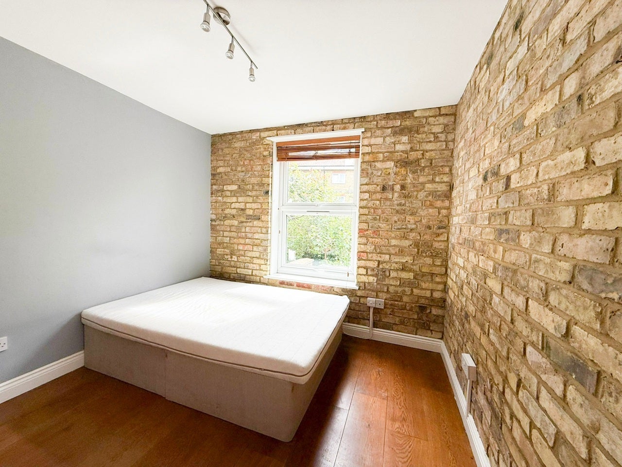 Flat Hermitage Road in Greater London