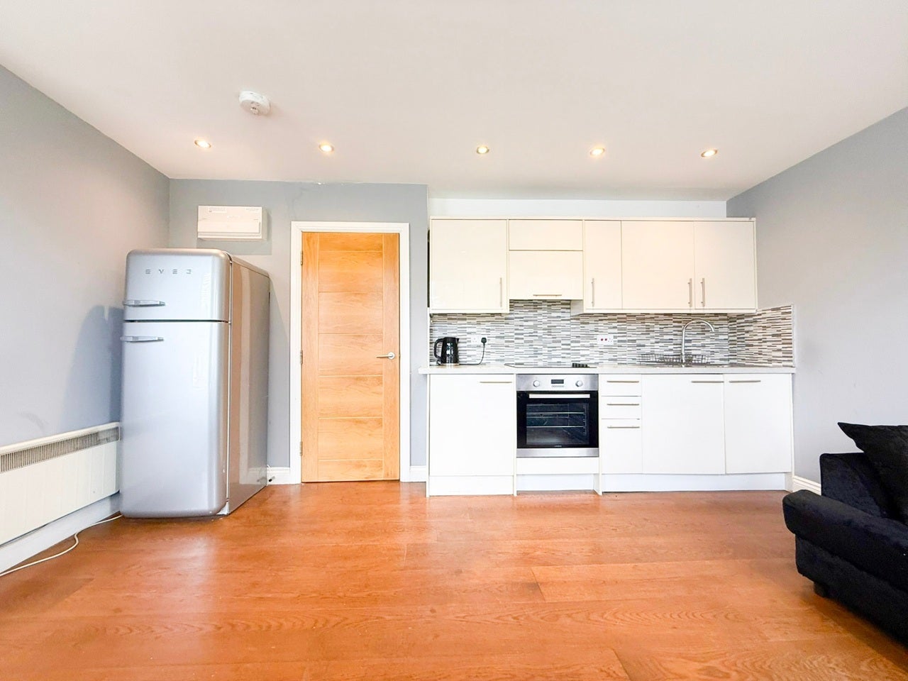 Flat Hermitage Road in Greater London