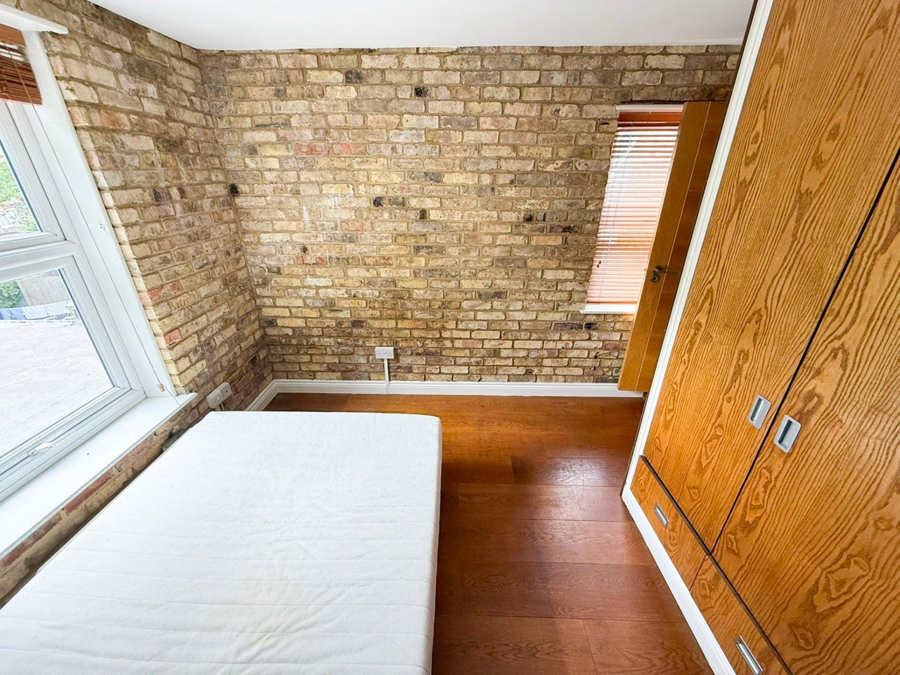Flat Hermitage Road in Greater London