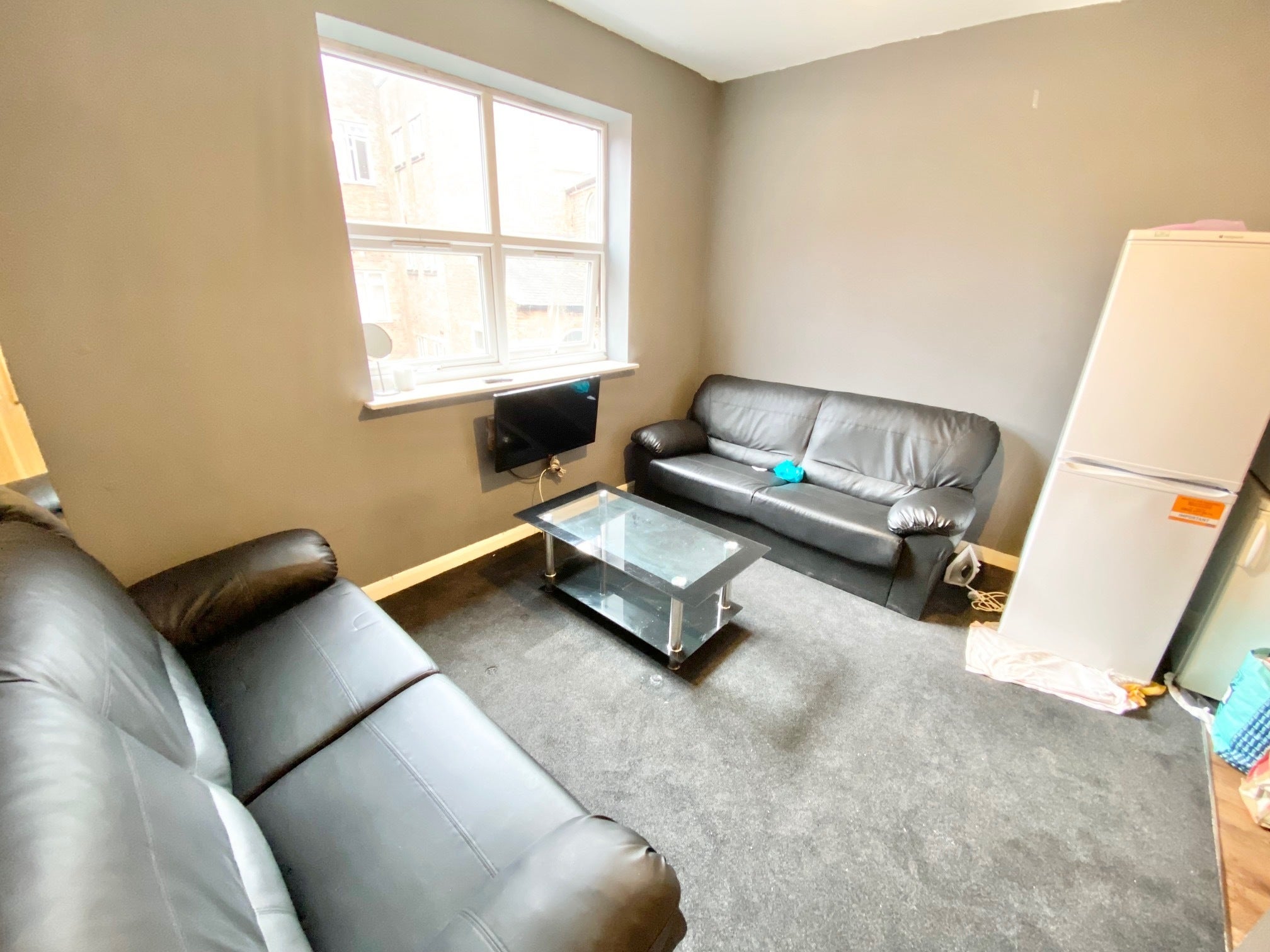 Room Millstone Lane in Leicester
