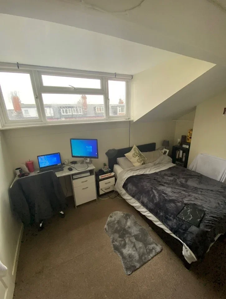 Room Stanmore View in Leeds