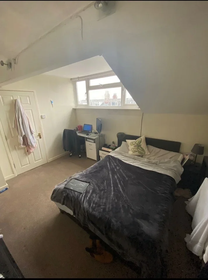 Room Stanmore View in Leeds