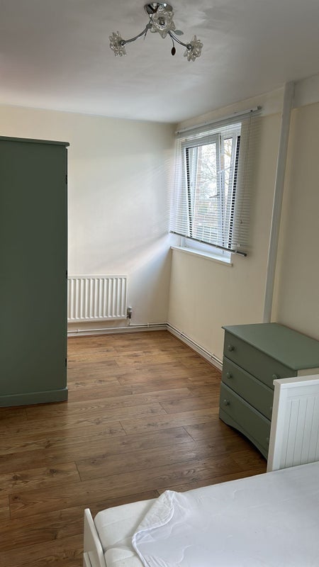 Room Flintmill Crescent in Greater London