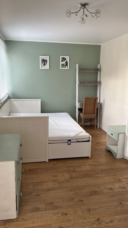 Room Flintmill Crescent in Greater London
