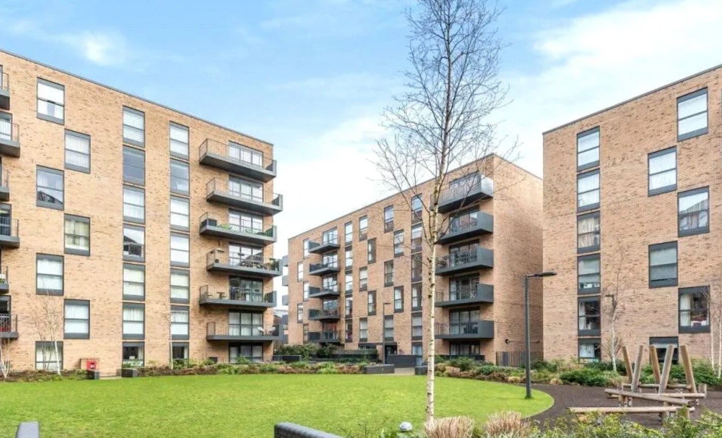 Flat Lyon Road in Greater London