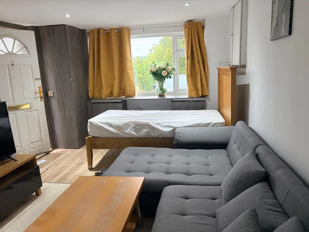 Room Church Hill Road in Greater London