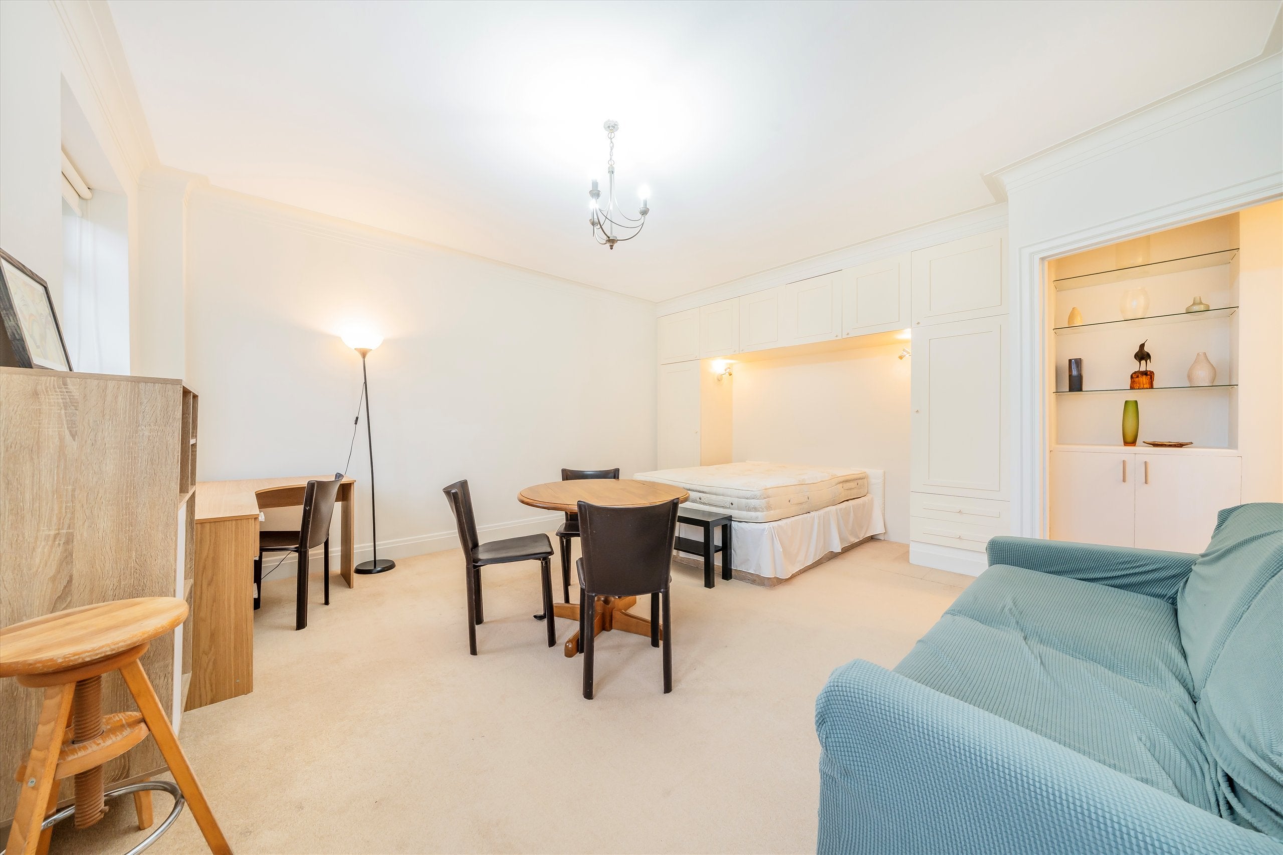Flat Vicarage Gate in Greater London