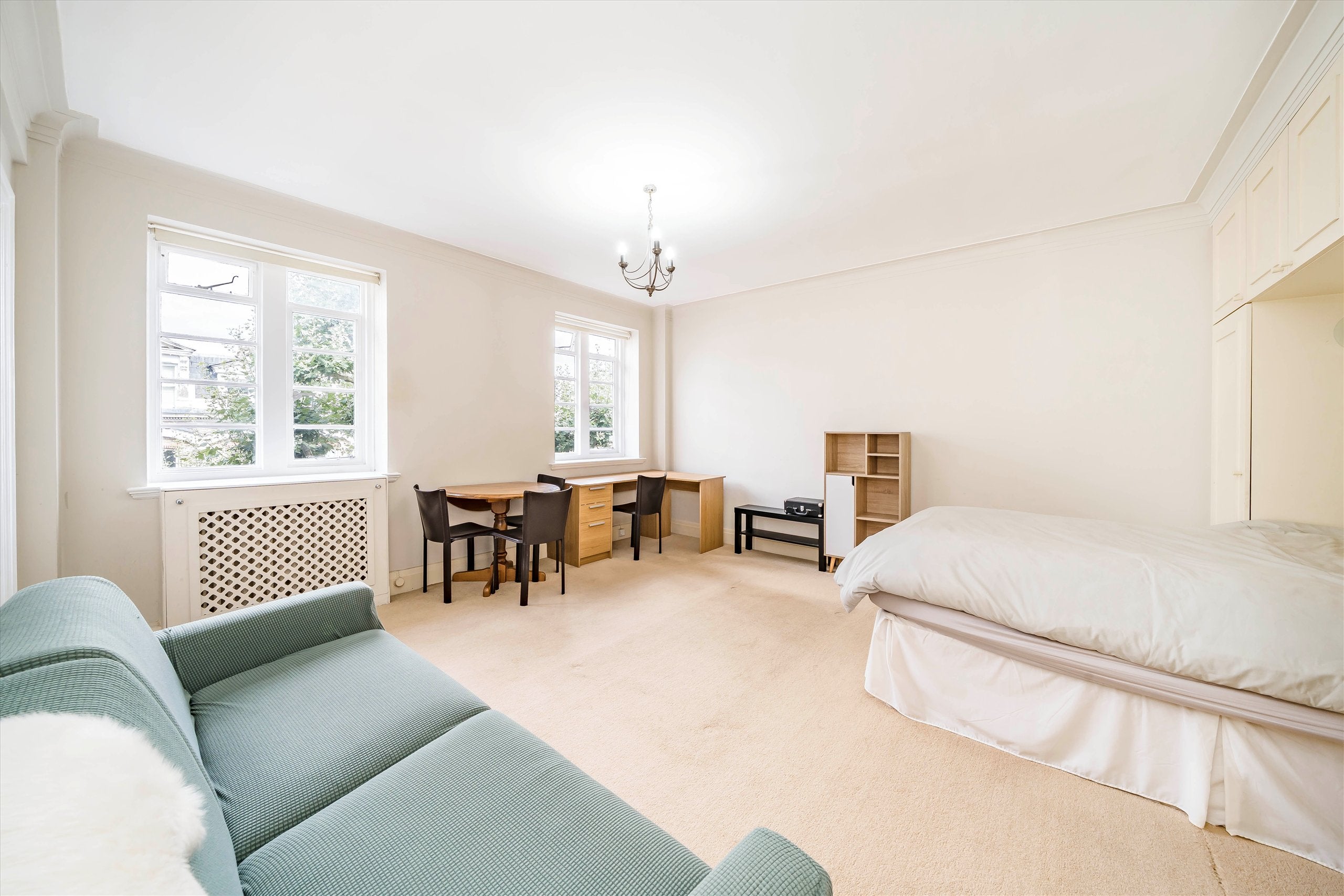 Flat Vicarage Gate in Greater London