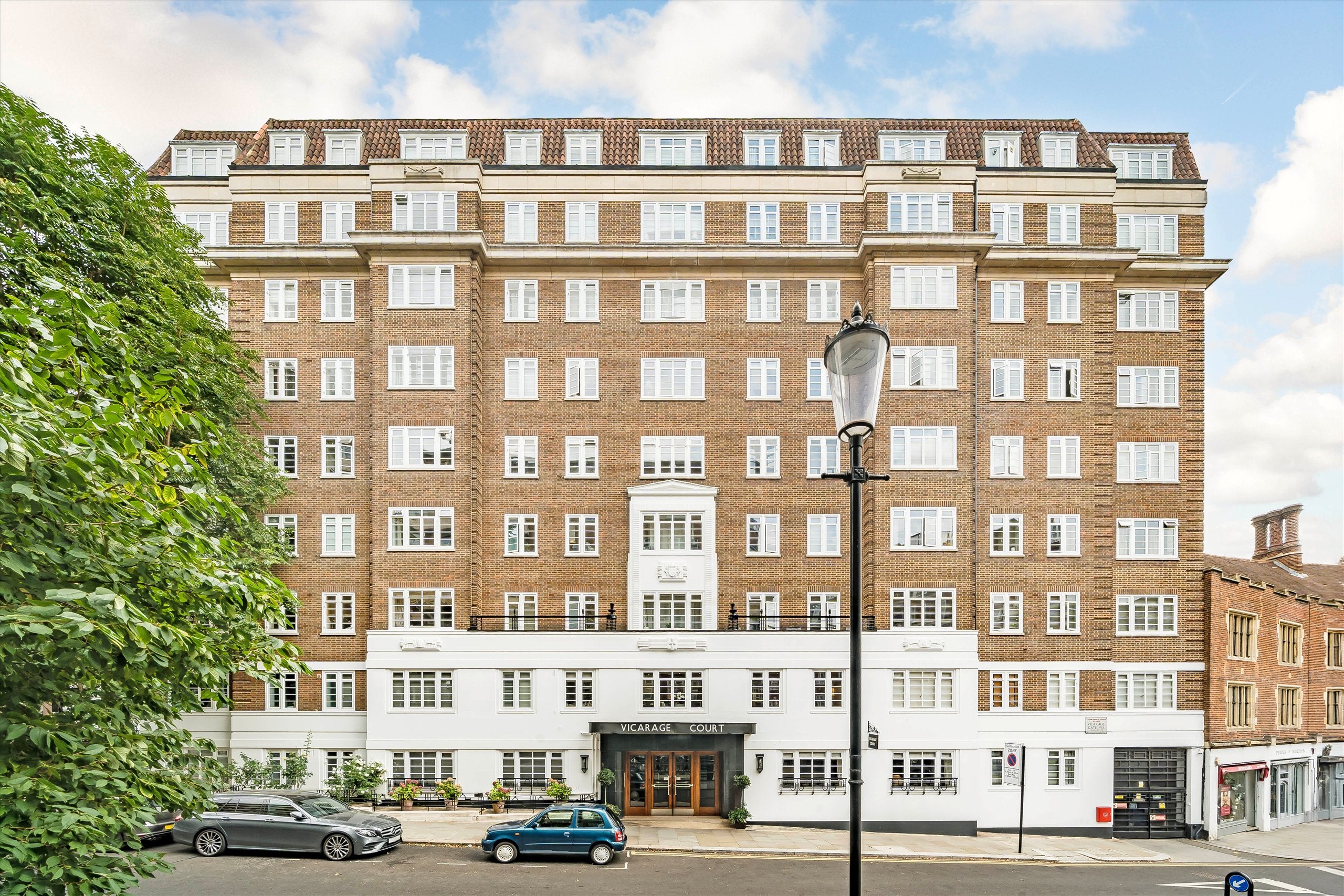Flat Vicarage Gate in Greater London