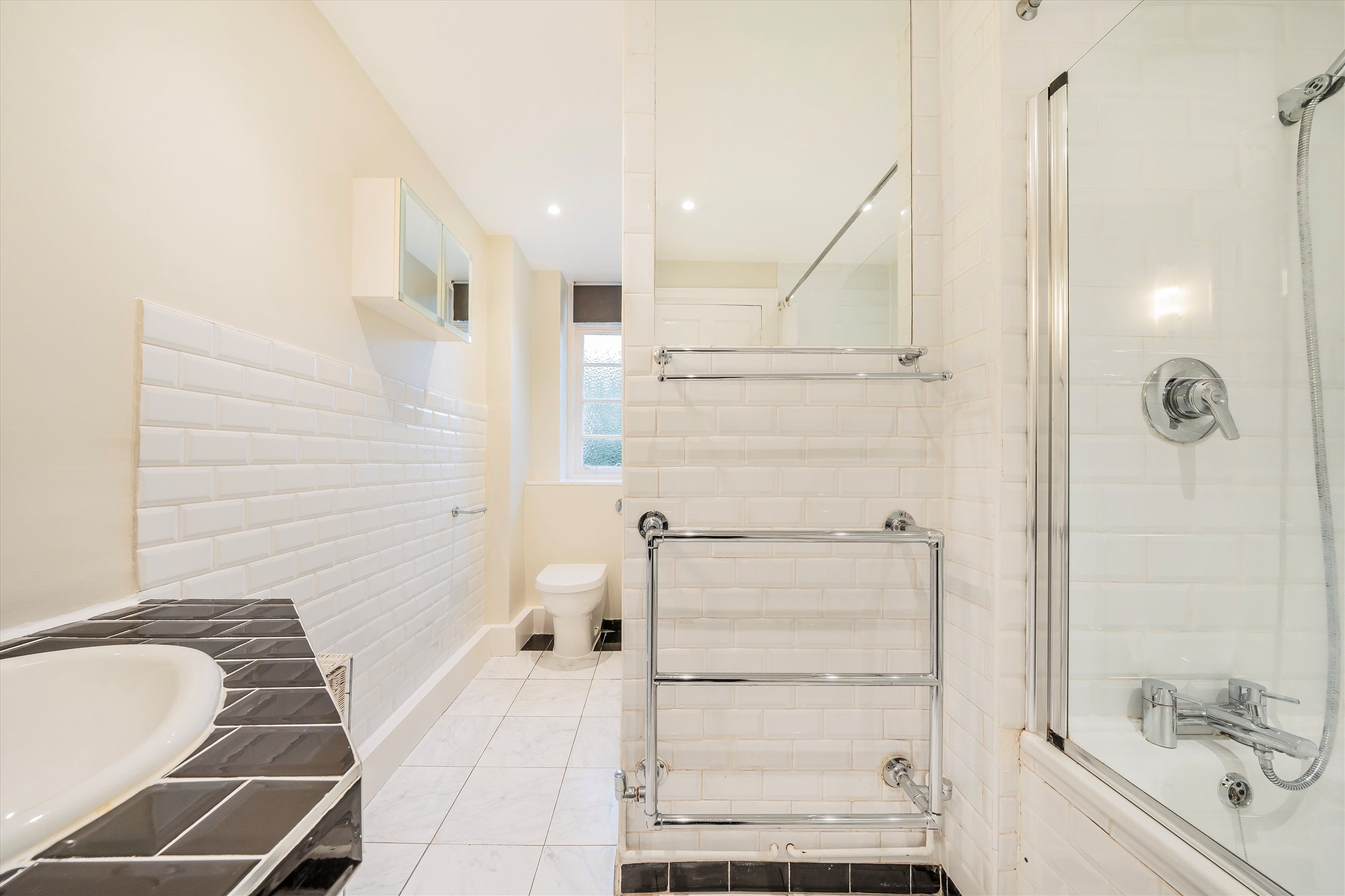 Flat Vicarage Gate in Greater London