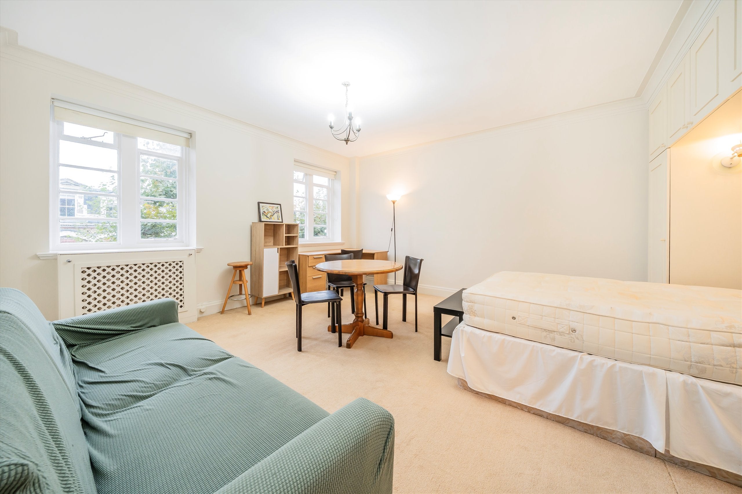 Flat Vicarage Gate in Greater London