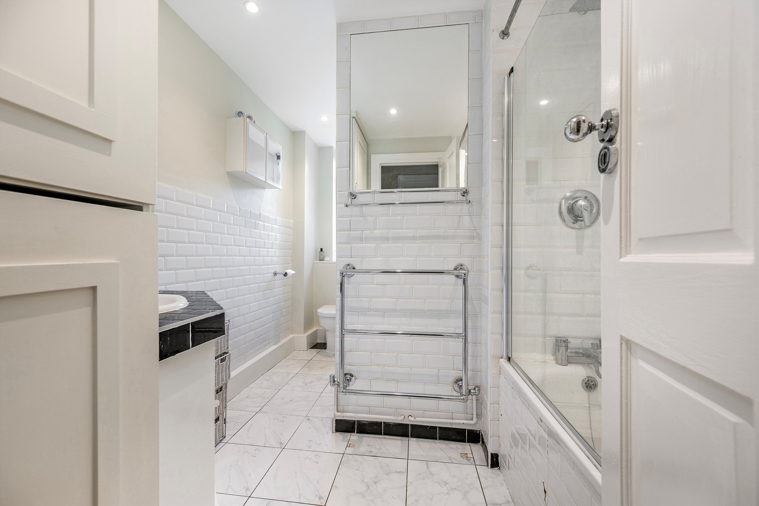 Flat Vicarage Gate in Greater London