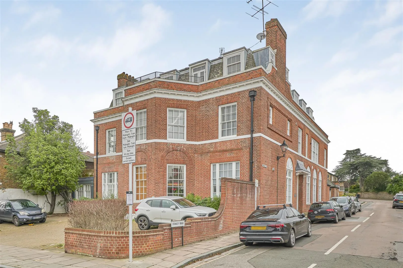 Flat Upper Richmond Road West in Greater London