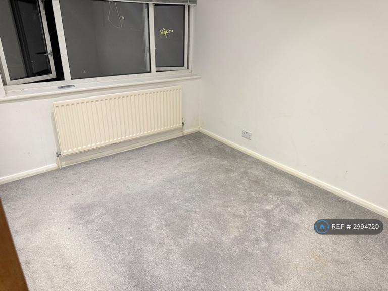 Room Plymouth Avenue in Reading