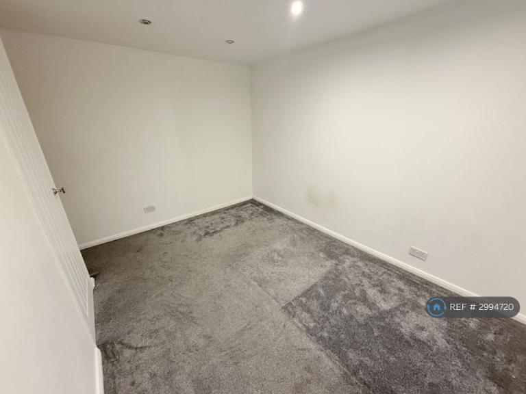 Room Plymouth Avenue in Reading