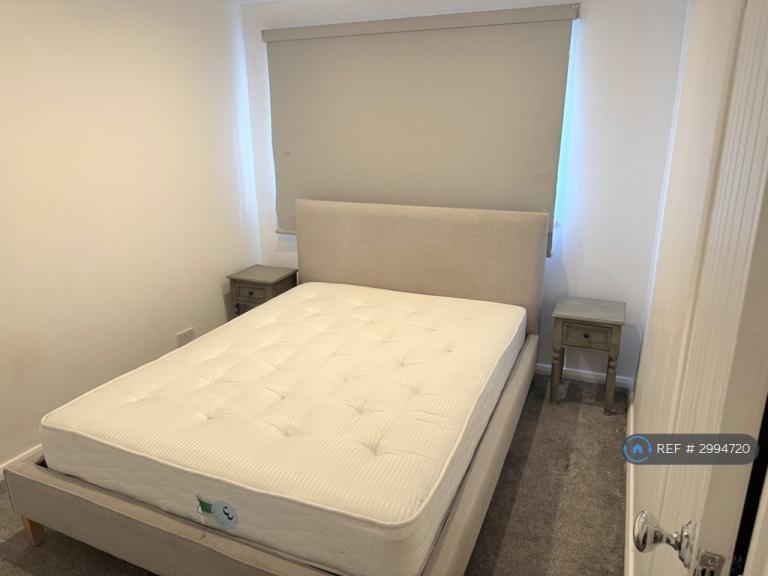 Room Plymouth Avenue in Reading