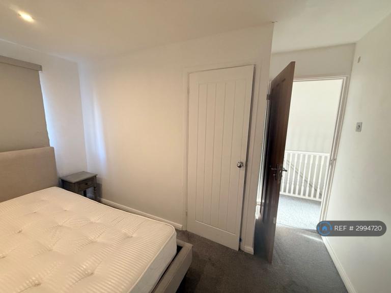 Room Plymouth Avenue in Reading