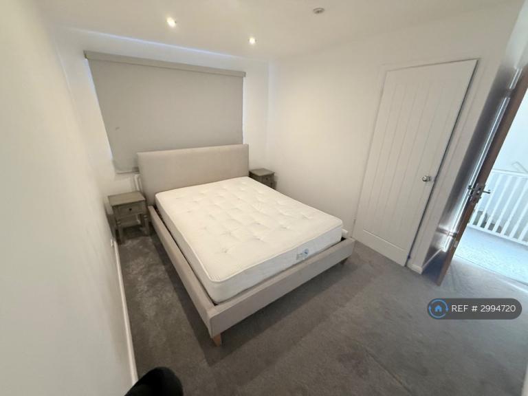 Room Plymouth Avenue in Reading