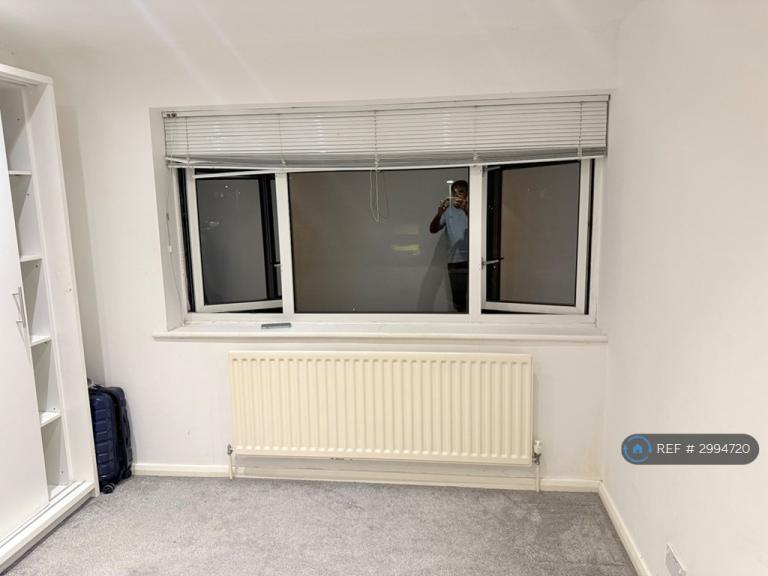 Room Plymouth Avenue in Reading