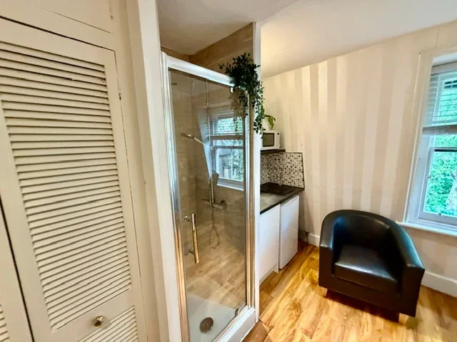 Room Matheson Road in Greater London