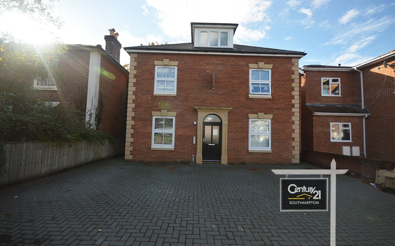 Flat Waterloo Road in Southampton