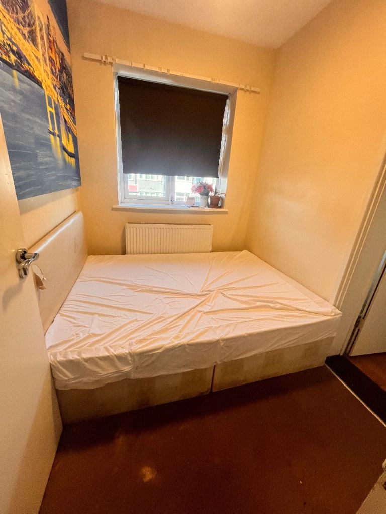 Flat Sherwood Avenue in Greater London
