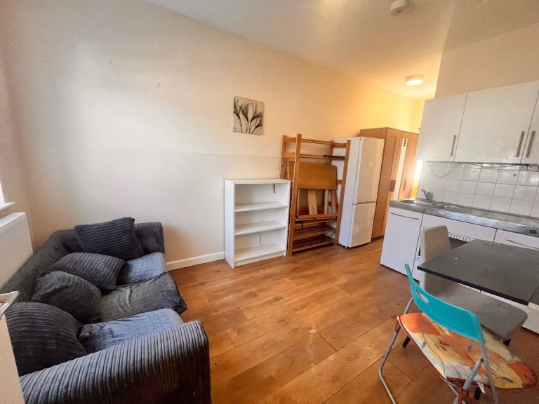 Flat Sherwood Avenue in Greater London