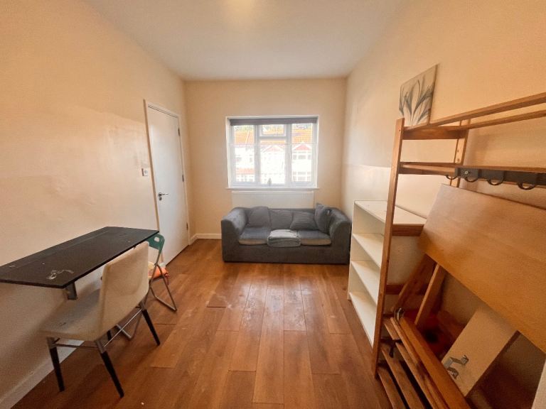 Flat Sherwood Avenue in Greater London