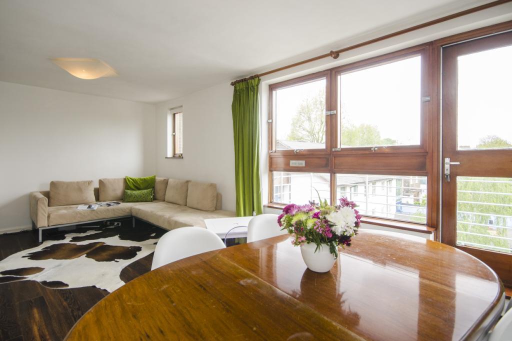 Flat Rochester Square in Greater London