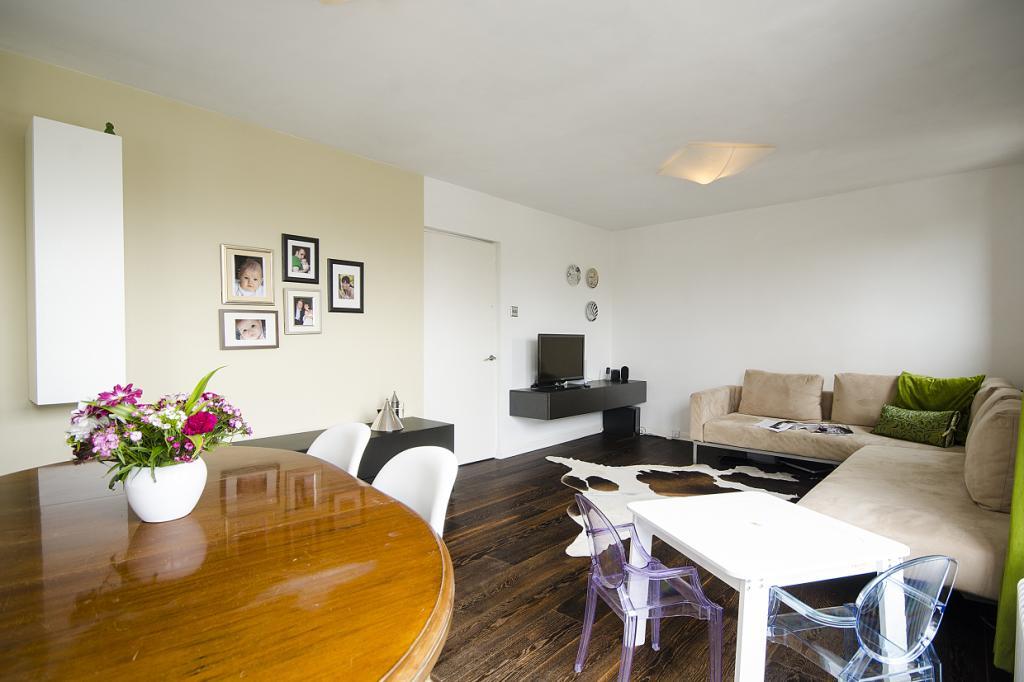 Flat Rochester Square in Greater London