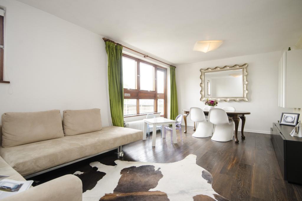 Flat Rochester Square in Greater London