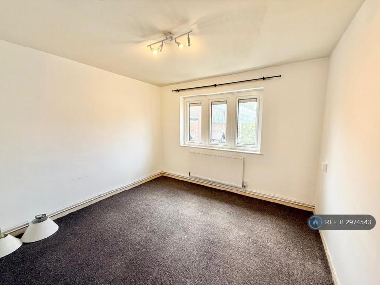 Flat Tiptree Crescent in Greater London
