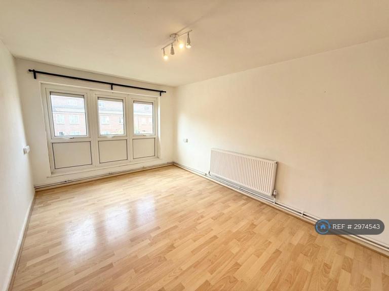 Flat Tiptree Crescent in Greater London