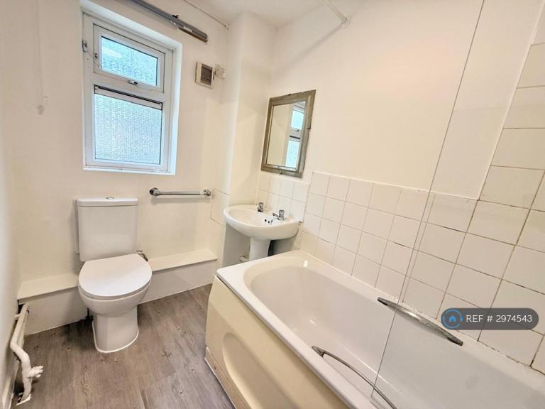 Flat Tiptree Crescent in Greater London