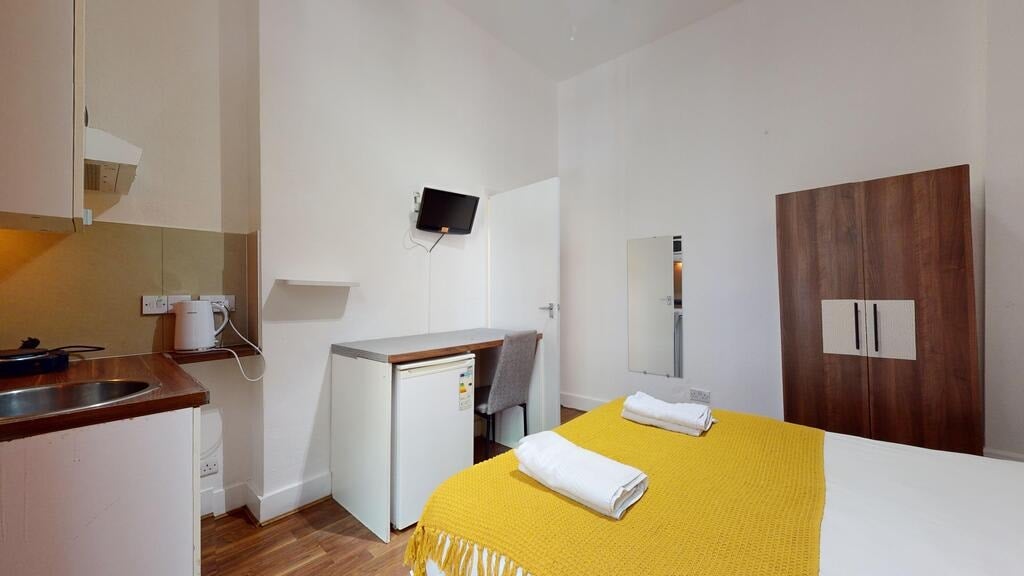 Flat Knaresborough Place in Greater London