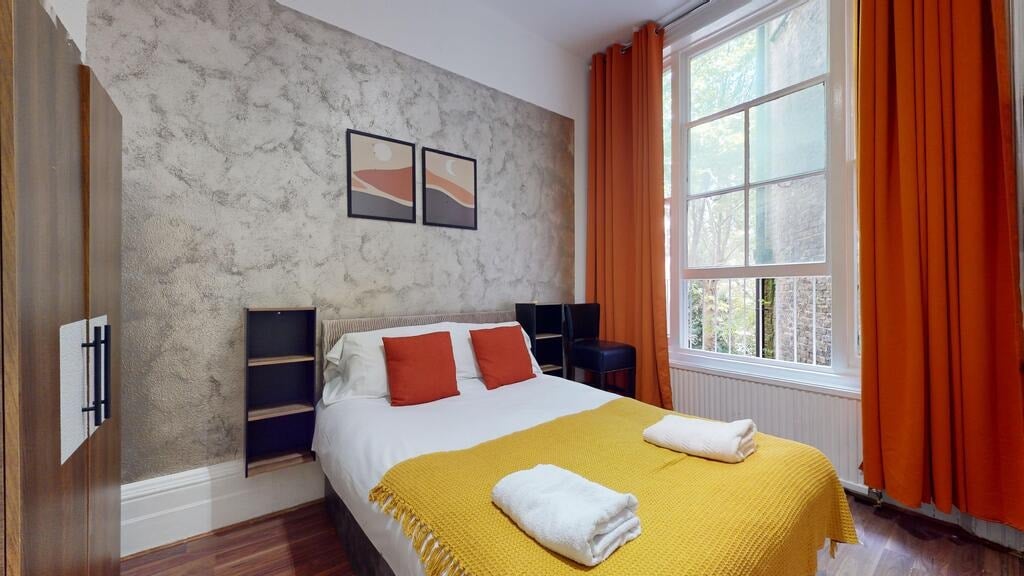 Flat Knaresborough Place in Greater London