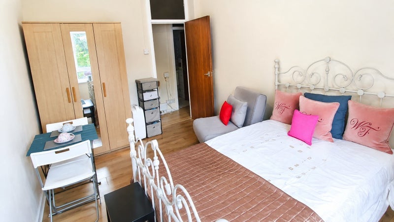 Room Whitlock Drive in Greater London