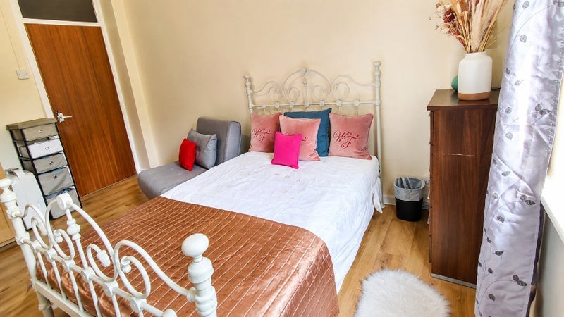 Room Whitlock Drive in Greater London