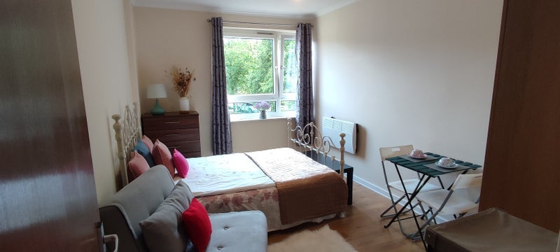 Room Whitlock Drive in Greater London