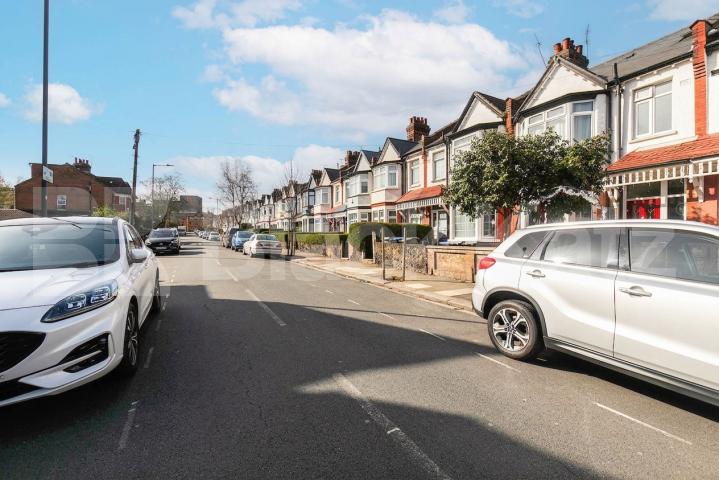 Flat Iverson Road in Greater London