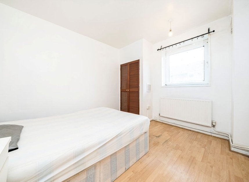 Flat Garnies Close in Greater London