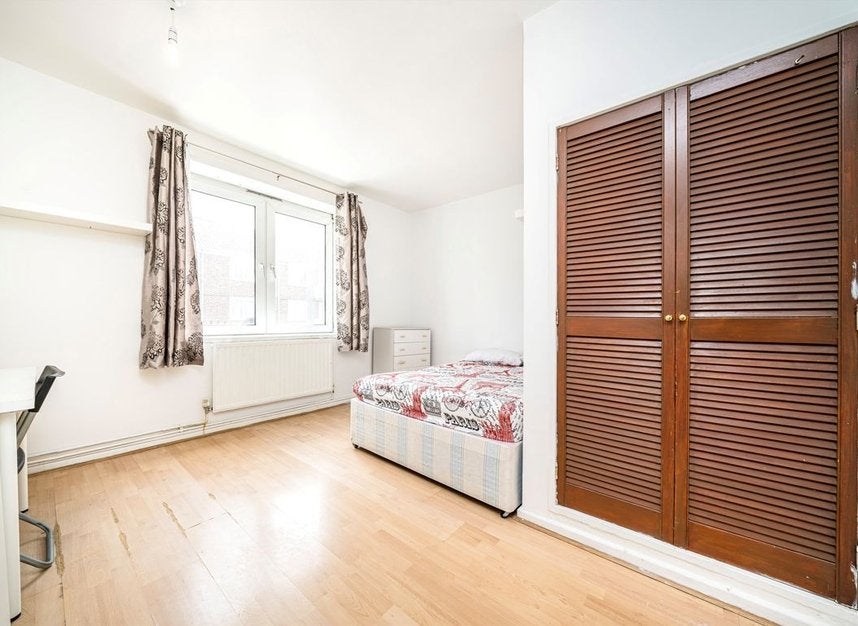 Flat Garnies Close in Greater London