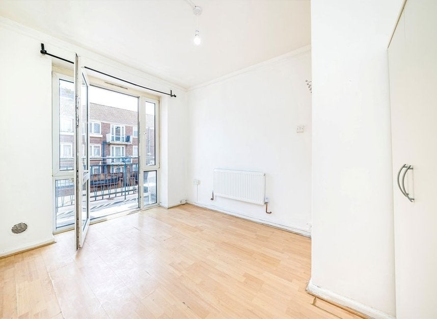 Flat Garnies Close in Greater London