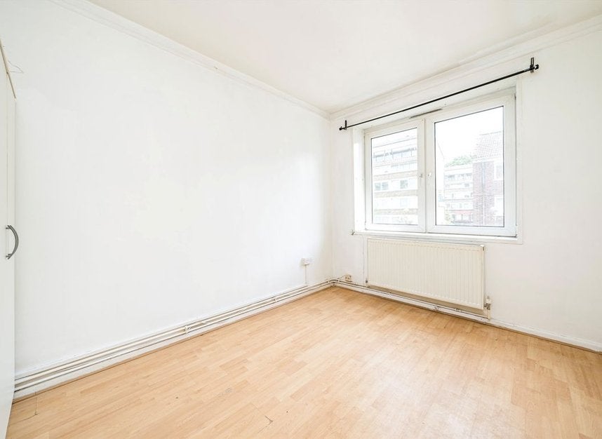 Flat Garnies Close in Greater London