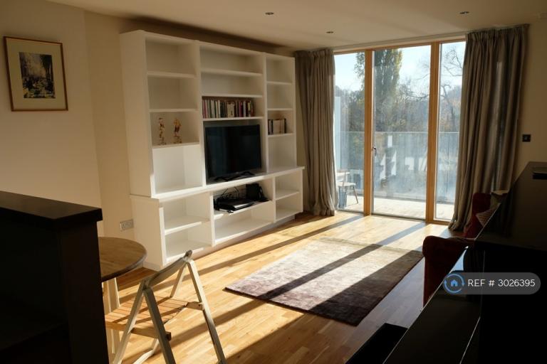 Flat Kew Bridge Road in Greater London