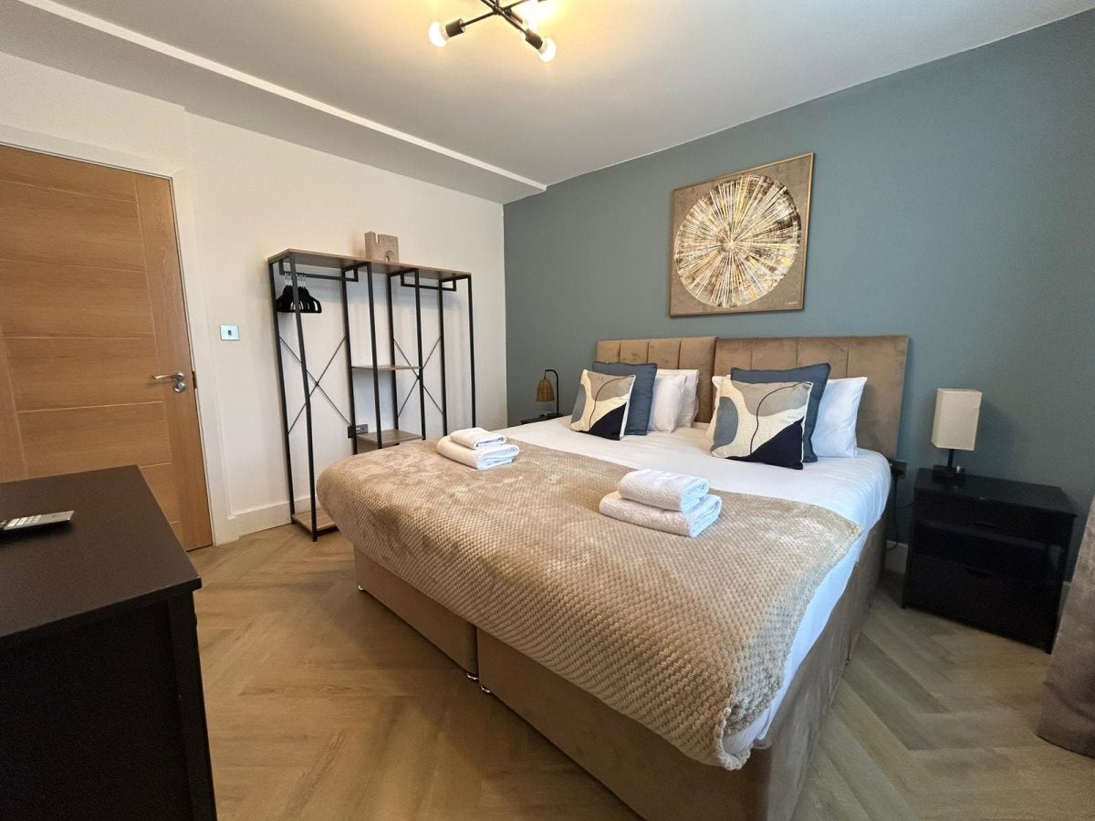 Flat Radnor Road in Greater London
